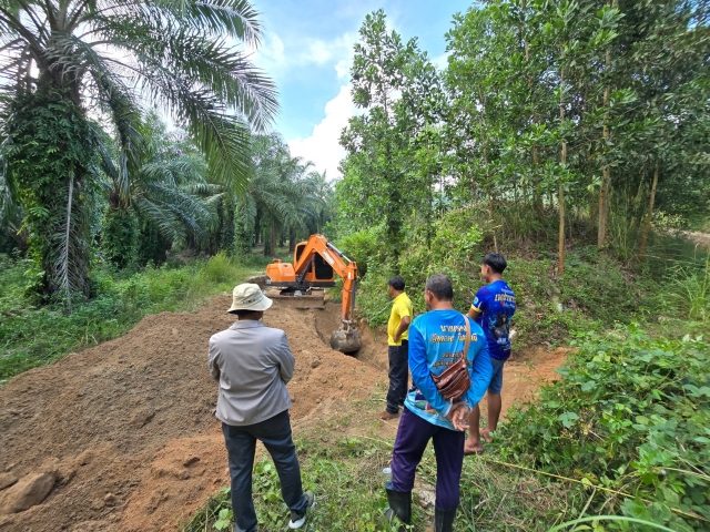 อบต.นาขา ลงพื้นที่ดำเนินการนำเครื่องจักรเข้าซ่อมแซมถนนที่ชำรุดเสียหาย ซอยพ่อขุน ม.8