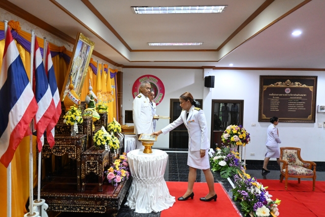 พิธีรับพระราชทานพระบรมฉายาลักษณ์ พระบาทสมเด็จพระเจ้าอยู่หัว ที่ฉายกับสมเด็จพระนางเจ้าฯ พระบรมราชินี