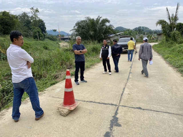 ผู้บริหารลงพื้นที่ตรวจสอบถนนที่ได้รับความเสียหายบริเวณสายจ่าวร/ตาวิน ม.13 บ้านห้วยเหมือง