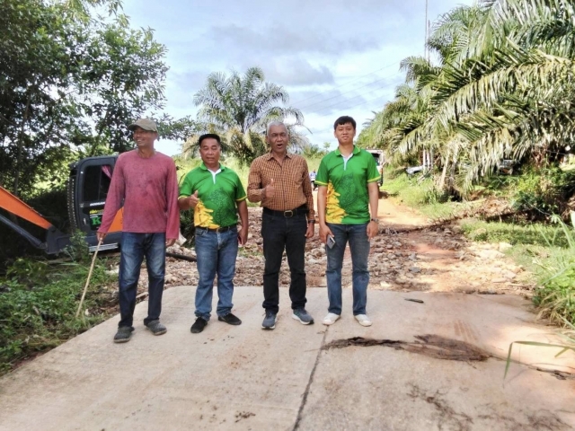 อบต.นาขา ลงพื้นที่ดำเนินการซ่อมแซมสะพานปริง บริเวณห้วยปริง ม.10