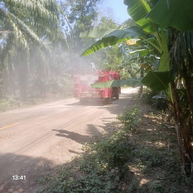 อบต.นาขา นำรถบรรทุกน้ำฉีดพ่นละอองน้ำ เพื่อลดฝุ่นละออง PM 2.5