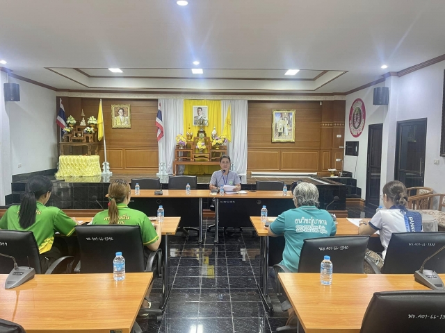 ประชุมพิจารณาคัดเลือกสื่อการเรียนการสอน วัสดุการศึกษาและเครื่องเล่นพัฒนาการเด็กปฐมวัยสำหรับศพด.