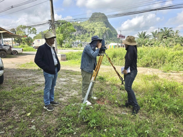 อบต.นาขา ร่วมกับ กรมโยธาธิการและผังเมืองจังหวัดชุมพร ลงพื้นที่สำรวจคลองมอง ม.7