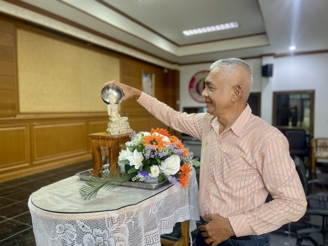 อบต.นาขา ร่วมสืบสานประเพณีวันสงกรานต์ สรงน้ำพระและรดน้ำขอพรนายก อบต.นาขา