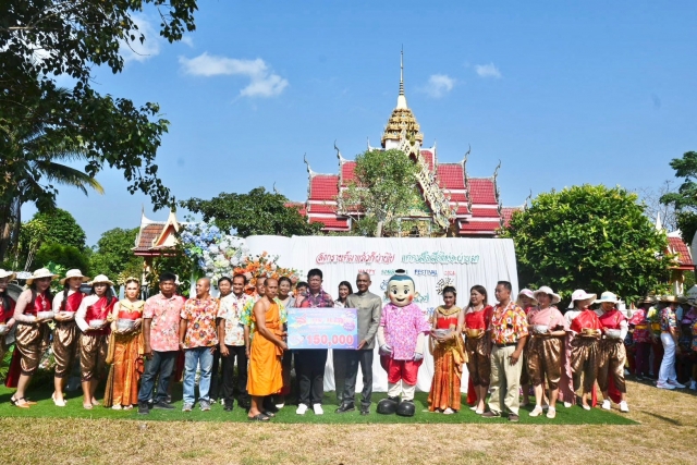 อบต.นาขา ร่วมกับ อบจ.ชุมพร จัดงานประเพณีวันสงกรานต์และรดน้ำผู้สูงอายุ ประจำปี 2567