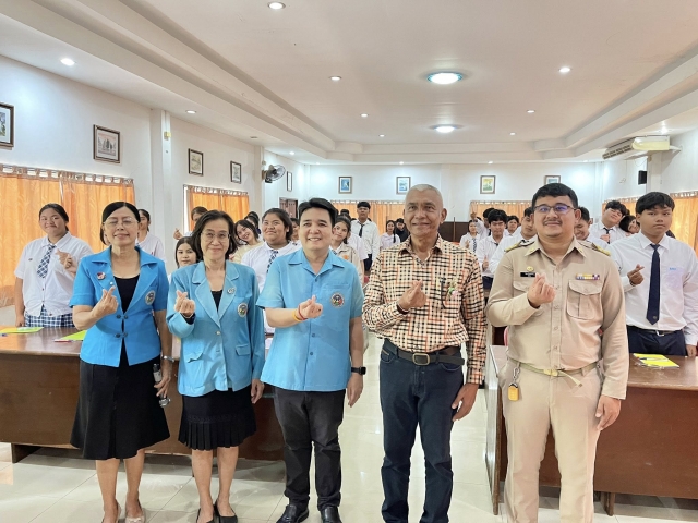 นายก อบต.นาขา บรรยายให้ความรู้เรื่อง การเตรียมความพร้อมสู่อาชีพ ณ วิทยาลัยเทคโนโลยีชุมพรบริหารธุรกิจ