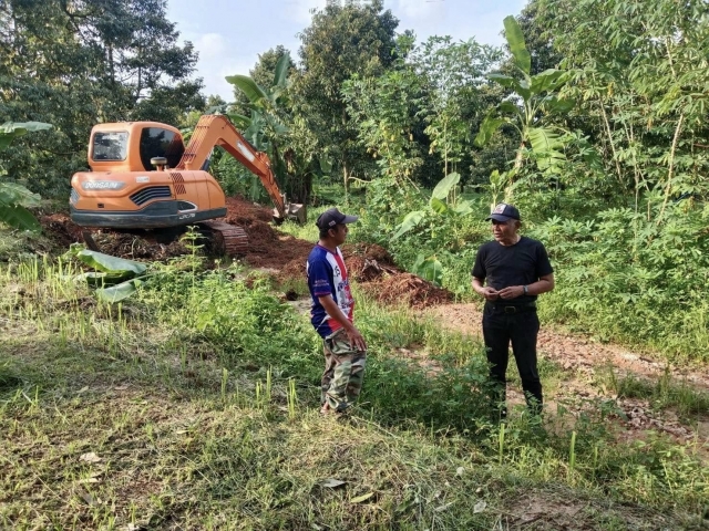 อบต.นาขา นำเครื่องจักรกลเข้าดำเนินการปรับปรุงซ่อมแซมถนนที่ชำรุดเสียหายจากอุทกภัย ณ หมู่ที่ 10 ต.นาขา