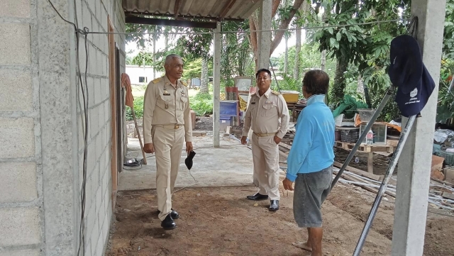 ลงพื้นที่ติดตามการดำเนินการปรับปรุงซ่อมแซมที่อยู่อาศัยครัวเรือนเปราะบาง หมู่ที่ 11 ต.นาขา